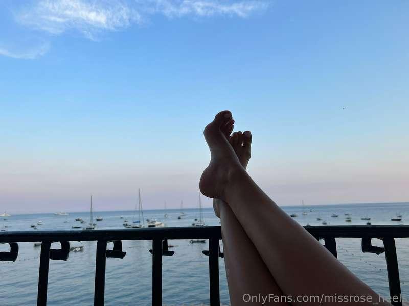 Enjoying the view now pay for my drinks😂✌🏻while i relax