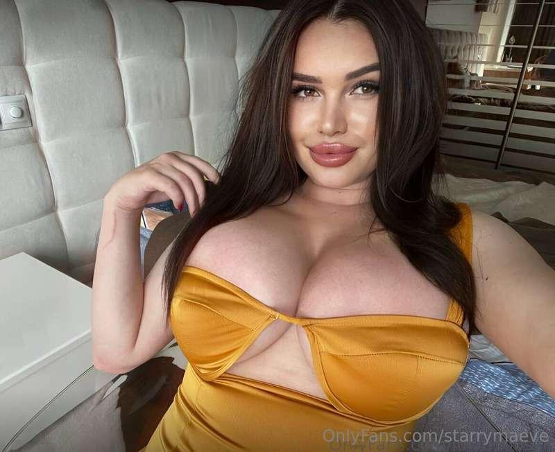 💦🔞Would you like this hot baby @bustyy_bella to show all her..