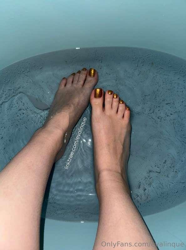I have never had this color of pedicure🤭😍 It is so beautiful..