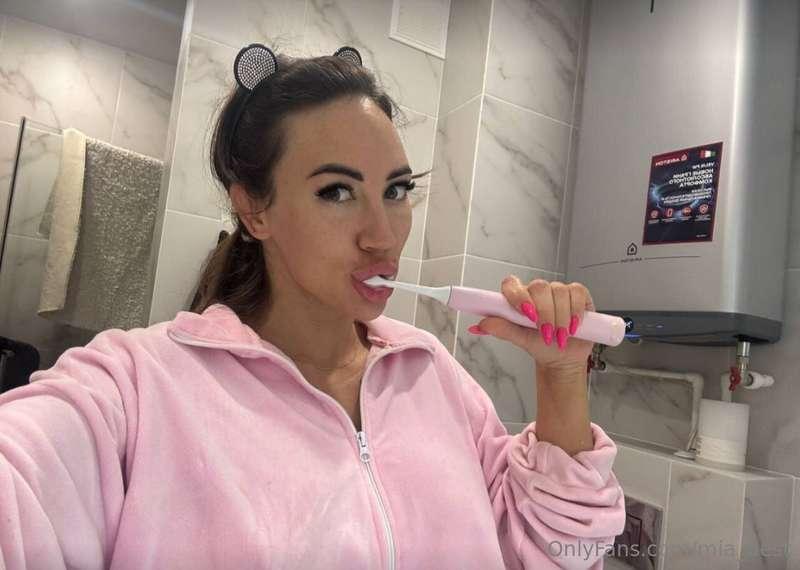 I recently woke up and started brushing my teeth😋, I slept v..