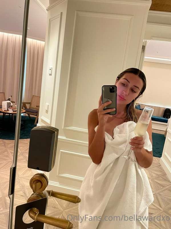 champagne kisses... who wants to see under the towel?! 😜🥂