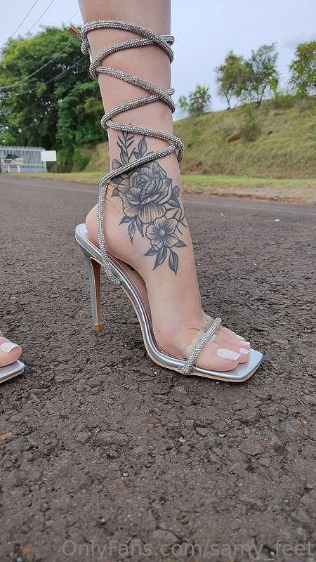 I want affection with your dick on my foot 😜 quero carinho c..