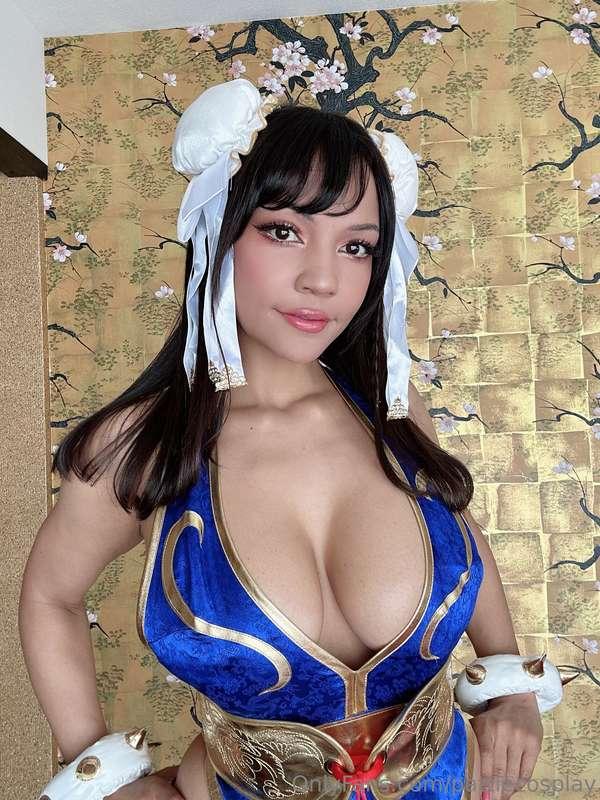 Chun Li cosplay selfies! I’ll be offering the HD photos on m..