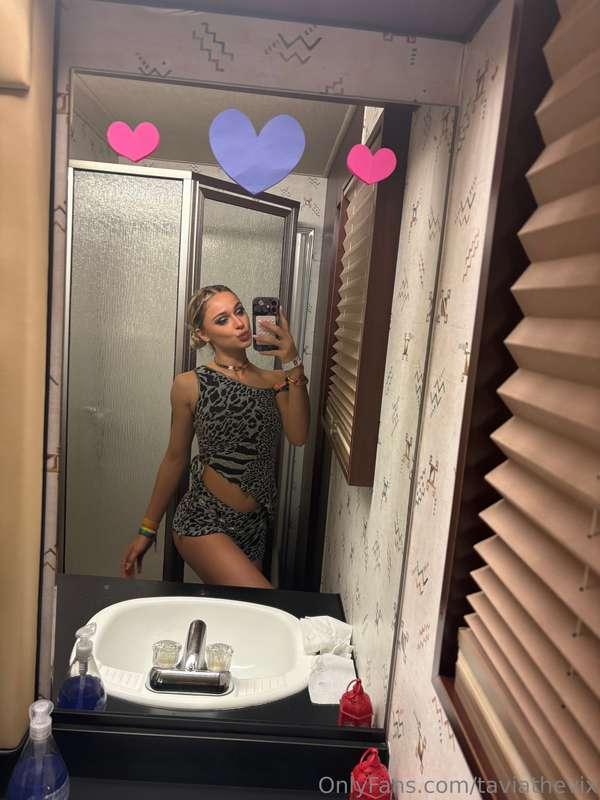 Coachella bathroom BTS. I looked so caked up in this fit 😍