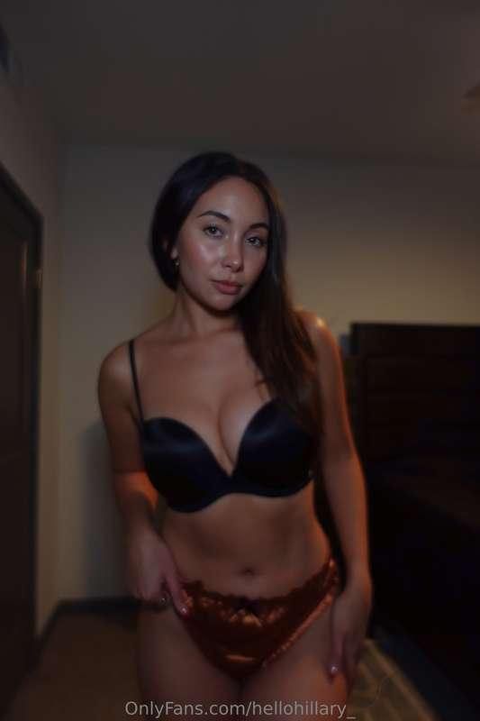 hellohillary_ image #0