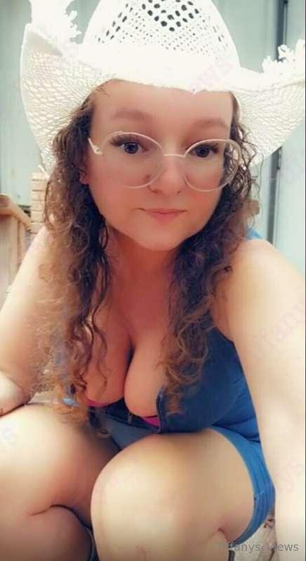 A throwback session, watch this country girl play with her k..