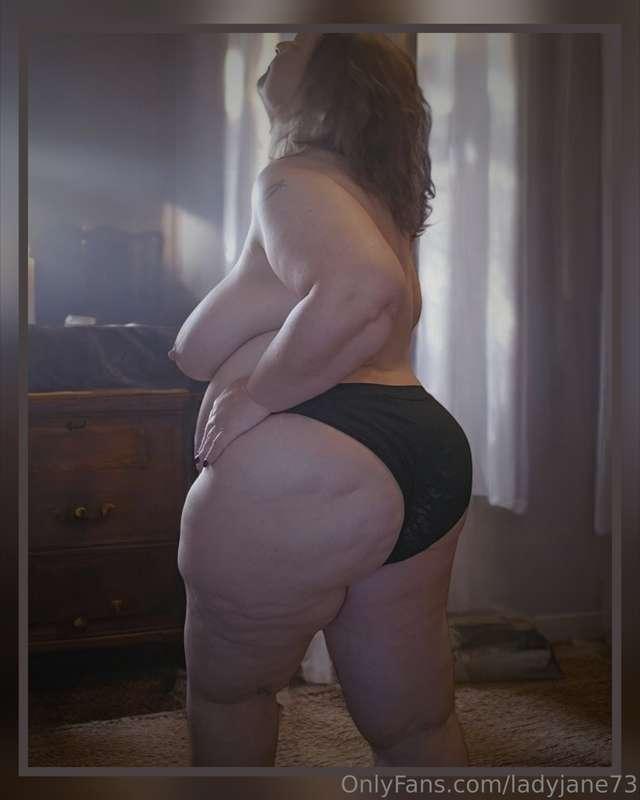 Good morning, gorgeous! Happy hump day. 🥂 Here's to a sexy s..