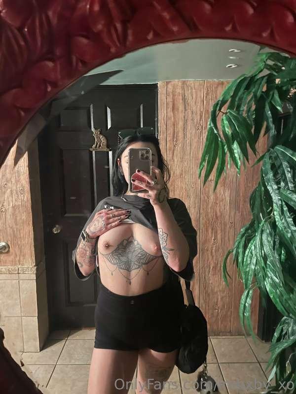 Bathroom trips are for titty pics ✨