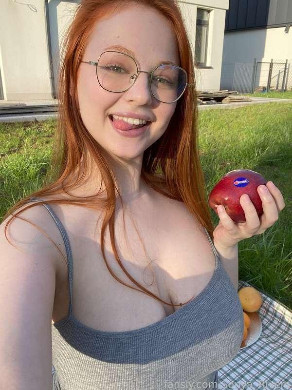 I love juicy apples, but what fruits would you prefer for a snack? 🥰



#bigboobs #redhead #glasses #cute #longhair #prettygirl #tongue #fyp #ginger #curvy