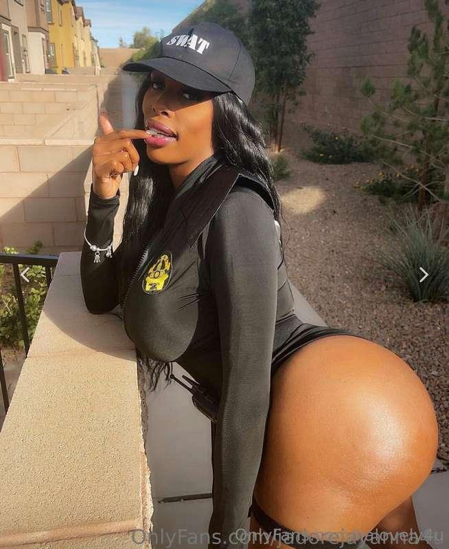 I order you to take off your pants and fuck me NOW 🍆🙈