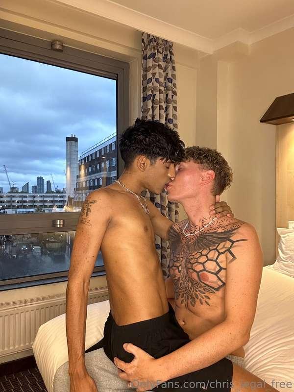 THIS TWINK IS SO HOT 🥵🥵 @yourxltwink 