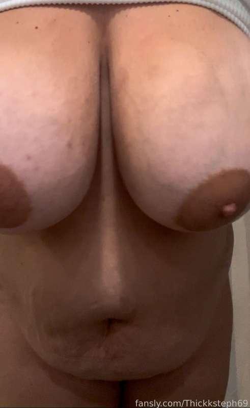 Titty drop for titty Tuesday!! I have a mouthful for you 👅

#tittydrop #bigboobs #darkareolas #milf #wife #fyp