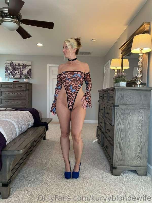 kurvyblondewife image #2