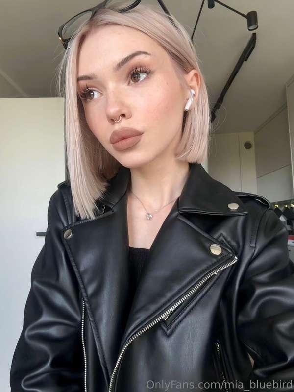 Are you insatiably hungry for more new pics? 😍🤭