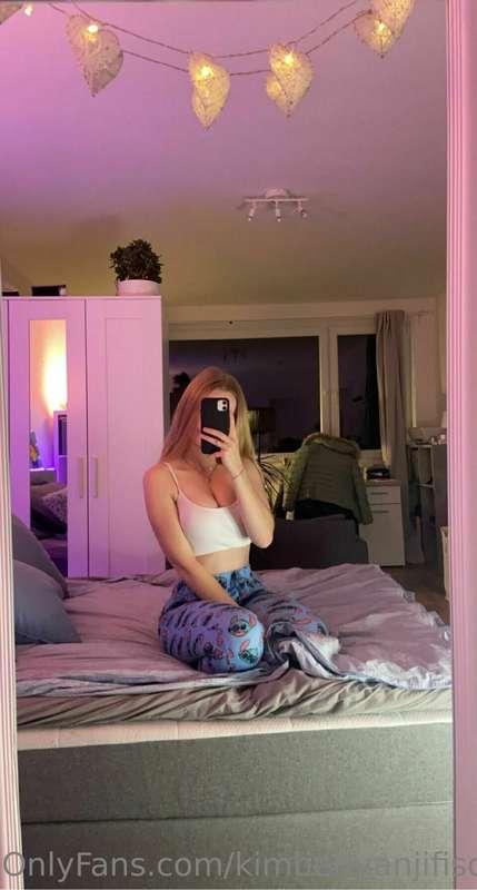 A small teasing „swipe-striptease“ for my supporters 🤓❤️
kee..