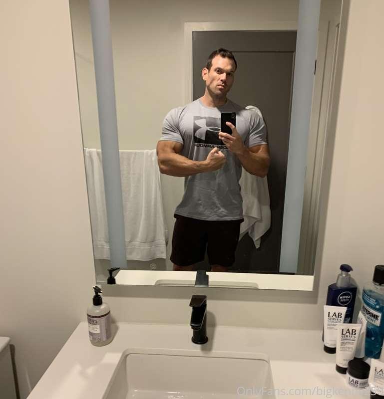 Off to the gym 💪🏼😏🤴🏻
