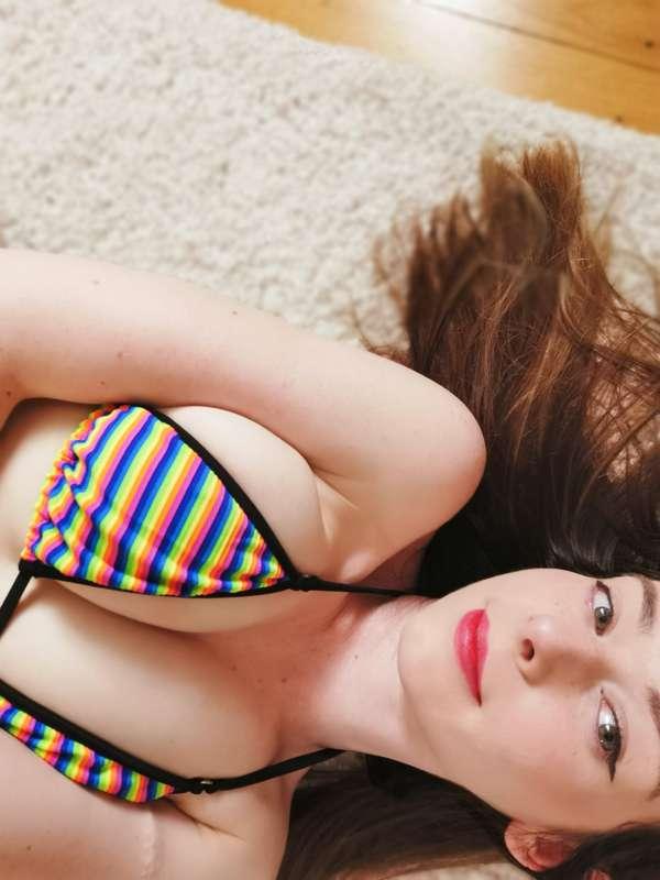 Swipe for tiddies 👉