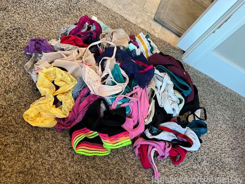 ❤️‍🔥 FLASH SALE ❤️‍🔥 I just cleaned out my underwear drawer! I’ll wear them for the day and send pictures 😘

$100 - bra and underwear
$75 - underwear
$50 - underwear SUBSCRIBERS ONLY

Include your shipping address, and a color preference if you have one, with your tip 💚 #fyp