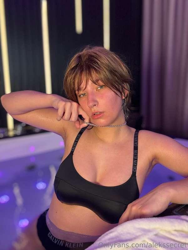 wet skin… and way too much heat for just one person 😇💦wanna ..