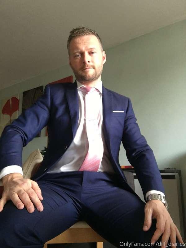 Navy and pink suited showoff 👌