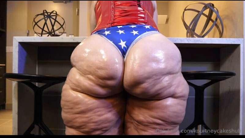 Wonder woman is “super sized”, oiled up and ready to break 🍆..