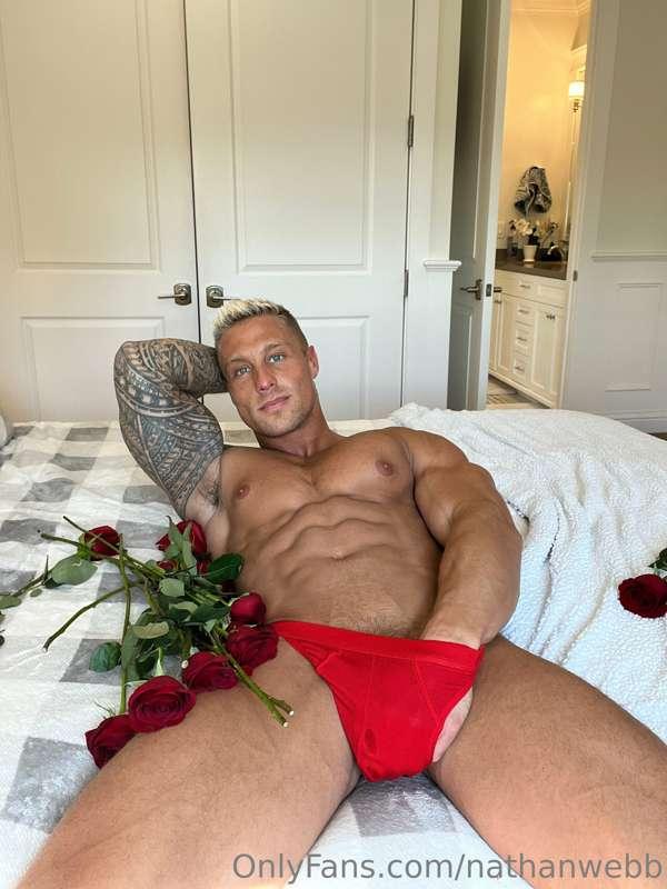 Happy Valentine’s Day from daddy 😘 Unlock for cock 😈 Roses a..
