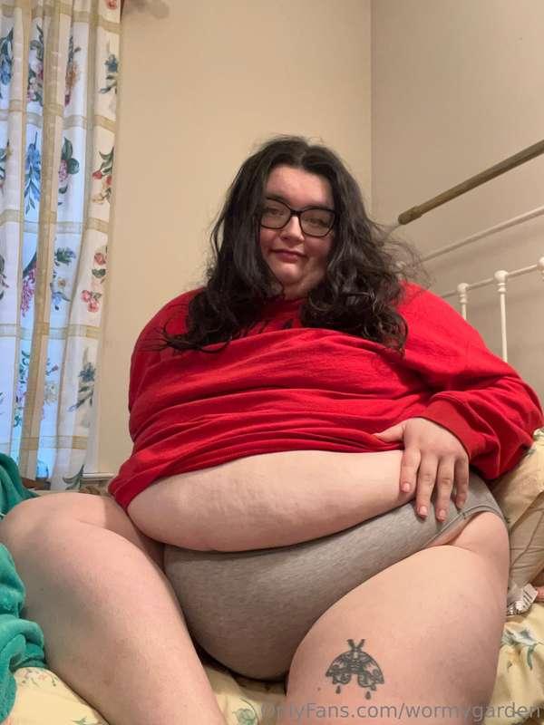 Watch me fill my belly with some yummy pizza 🥺🍕✨