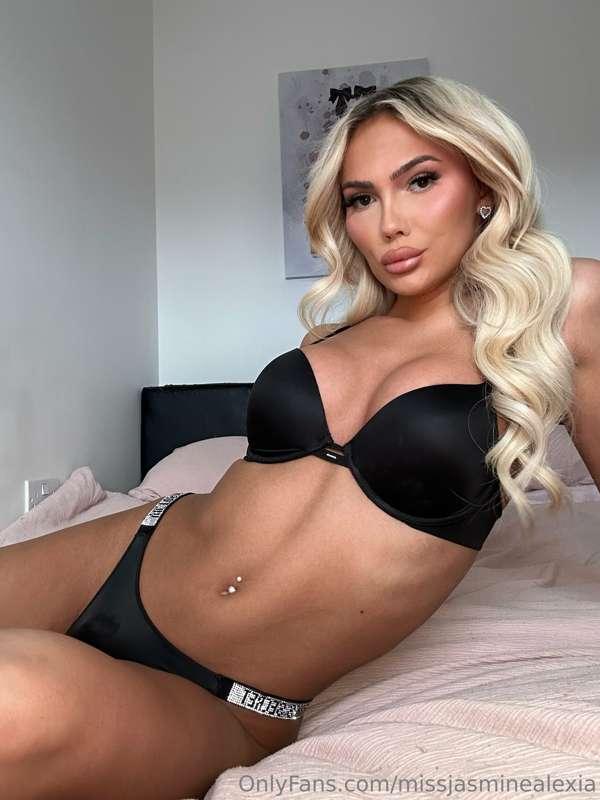 Sat here waiting for you like a good little girl 😚🤭