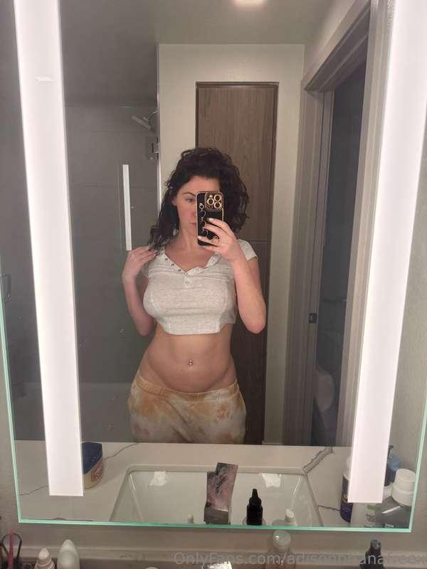 I'm wearing far less clothes over on my VIP page rn 👀Come le..