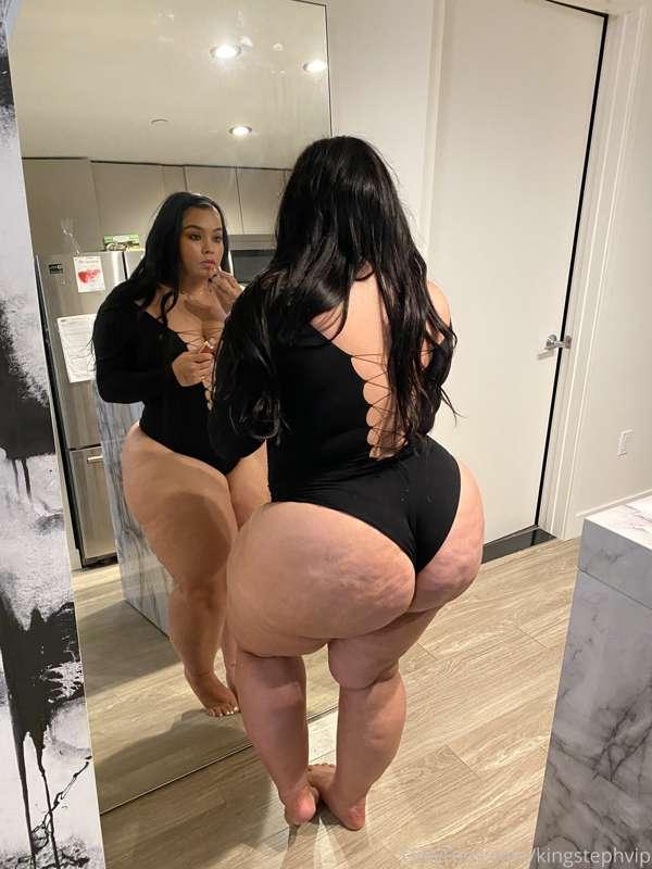Check your DMs today for this set full of natural thick ASS ..