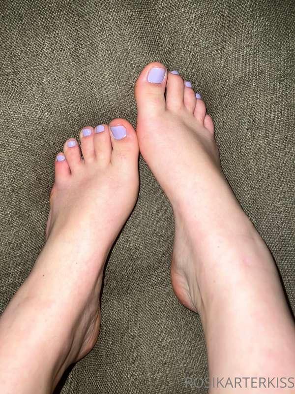 👣 Do you like my purple toes?