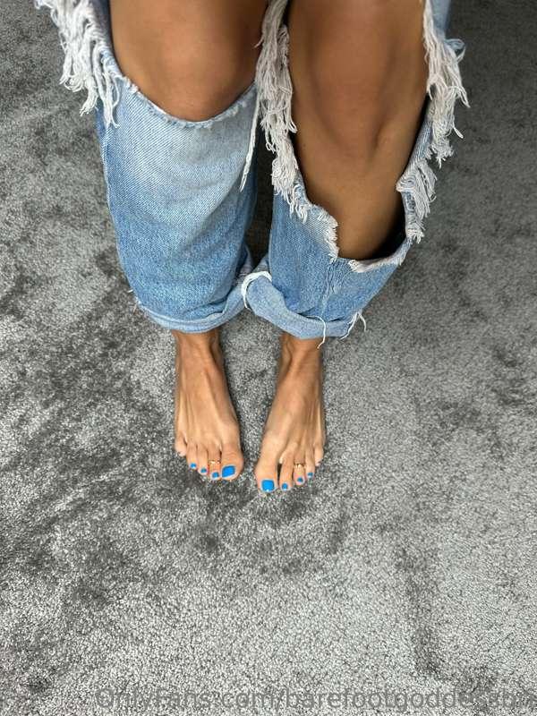 Shy little feet 💙 
Happy September guys! Autumn is here, but..