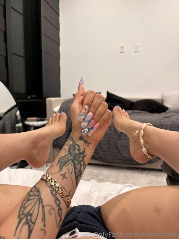 Who’s gonna suck these toes?😛