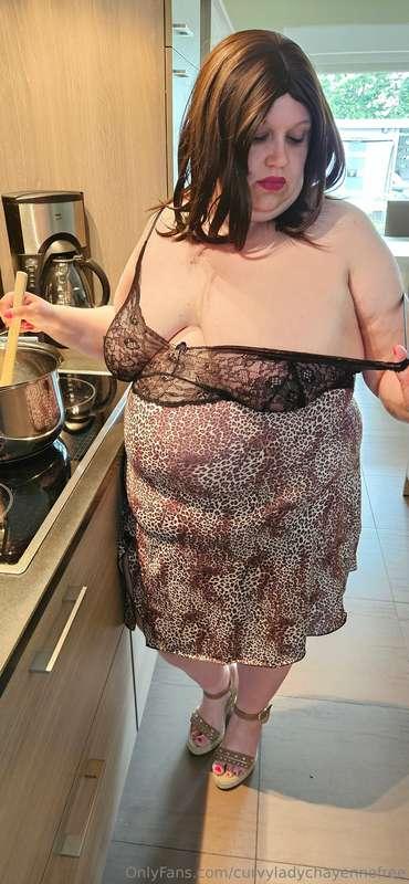 Kitchenqueen.... dinner is ready to be served. 🥵