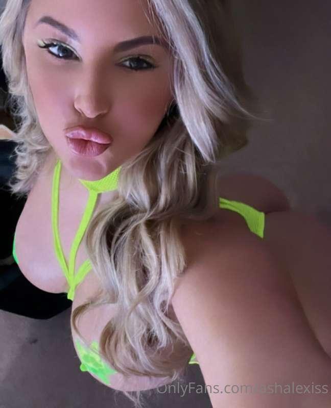 Back from vaykayyyyy 😎 new content coming to your messages s..