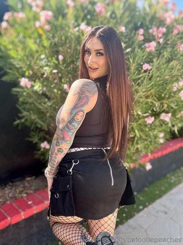 I love the way this outfit hugs my ass 😈🍑