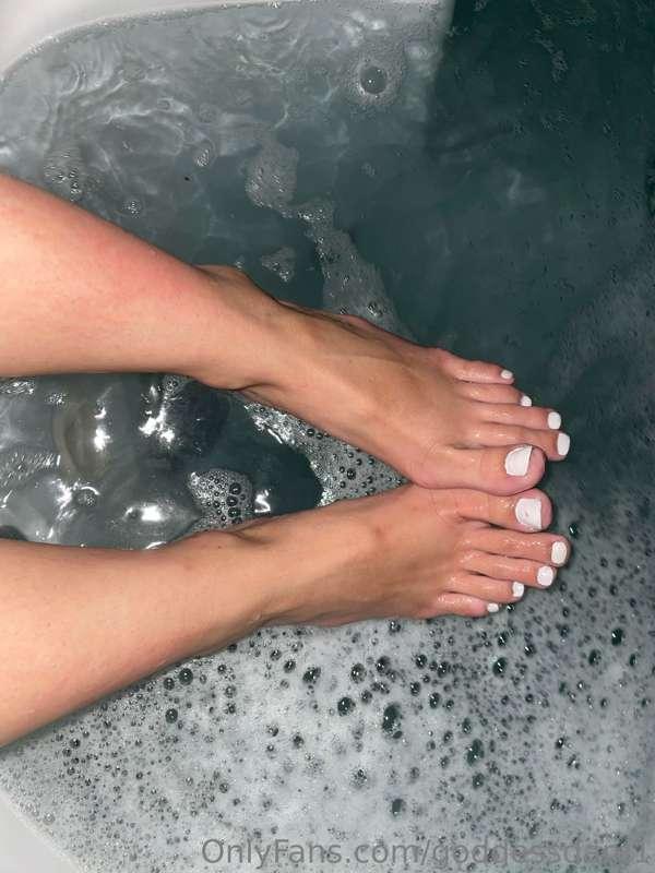 i wanna give a foot job 🥺