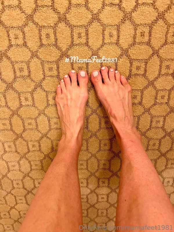 Something about hotel rooms makes me horny! 😈