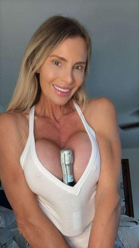 One of the many advantages of having big tits!!!🥰