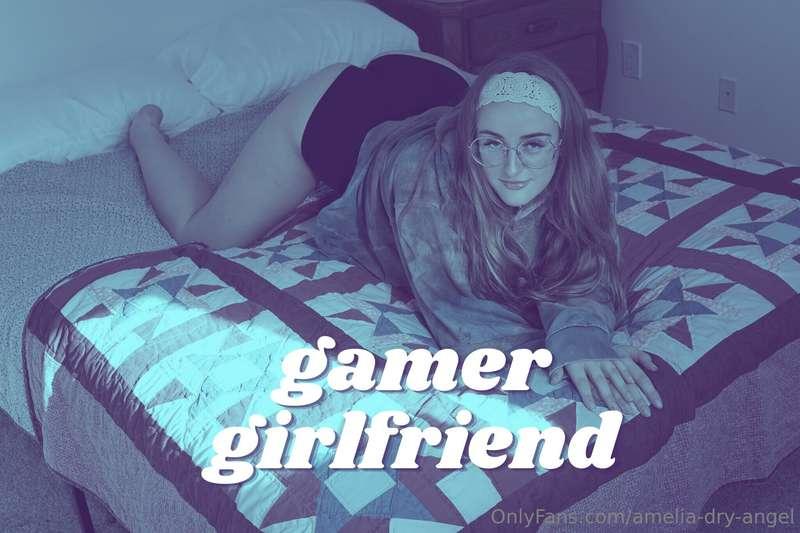 **Gamer Girlfriend 
25 HD photos (mix of nude and clothed)**..