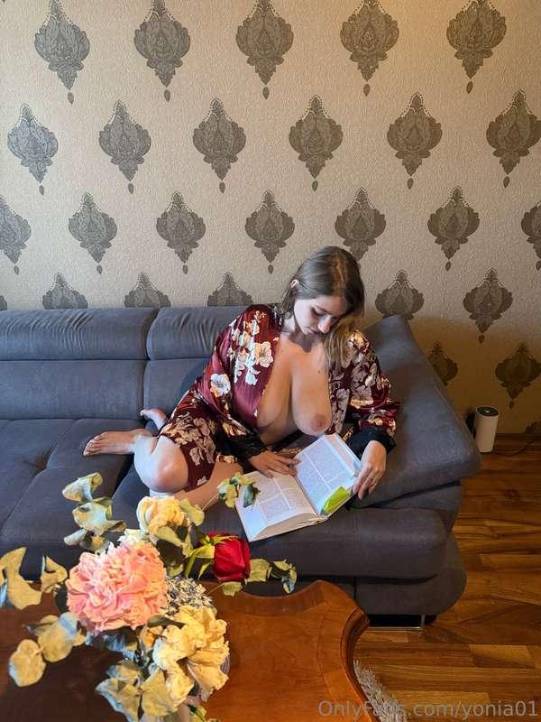 Boobs & books ❤️