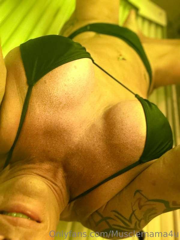 Tan time!! Join my VIP only fans for fun videos in the tanni..
