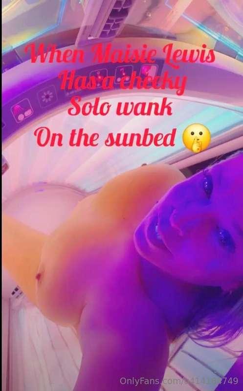 watch me get naughty on the sunbed and film it 😈 taking you ..