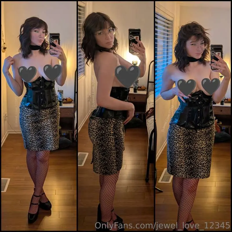 Unlock this set for 6 hot photos with my boobs out! ❤️ Only ..