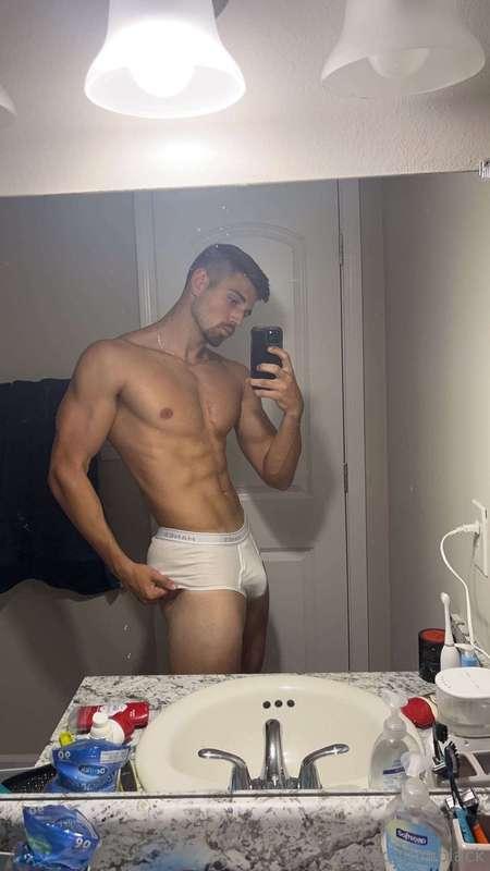 Some morning bulge to start your week 😈