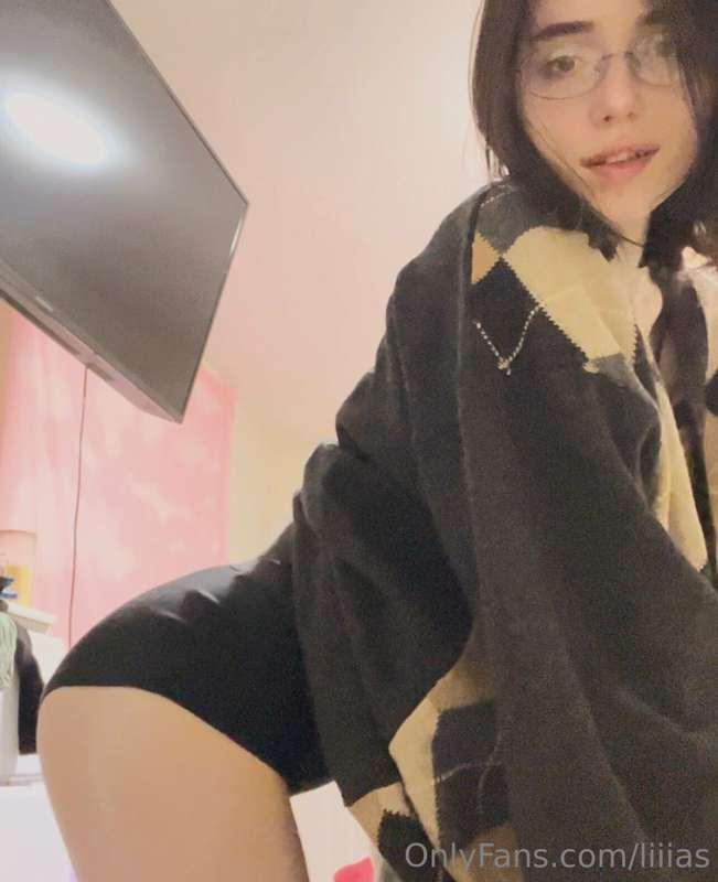 Would u be interested in a nerdy girlfriend JOI/role play vi..