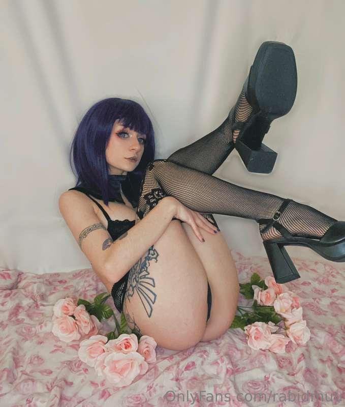 Good morning 💜 did someone call for a maid?