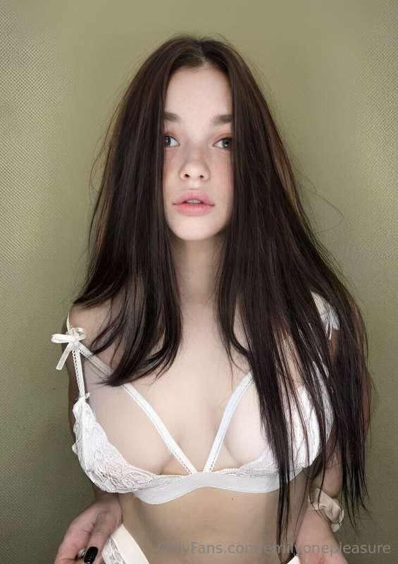 Stunning babe @frombellawithlove  wants to show daddy how we..