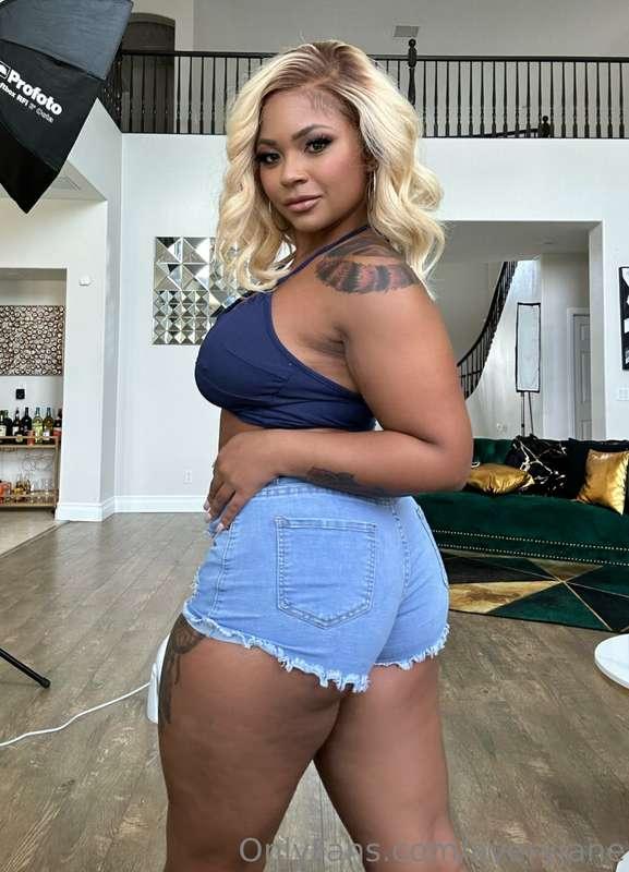 Can I sit on you this morning? 😈🍑