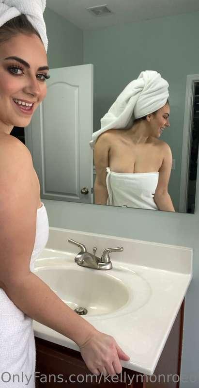 kellymonroeofficial image #6